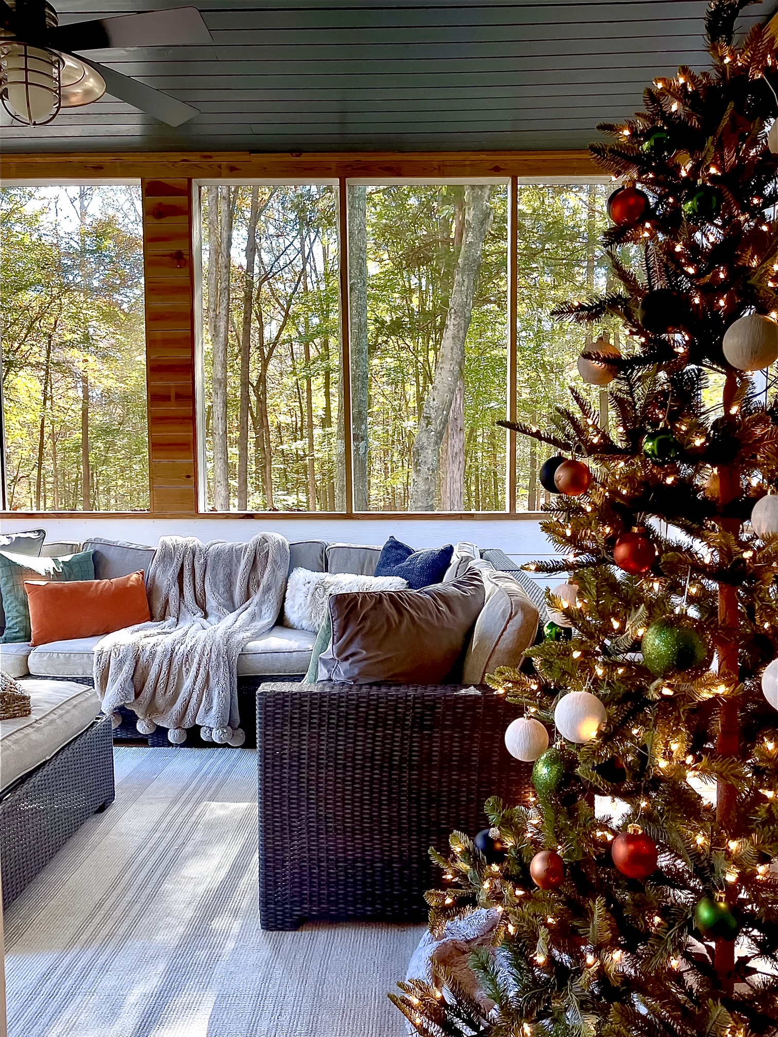 Golden MidCentury Modern Natural Unconventional Christmas Decorating -  Jennifer Rizzo