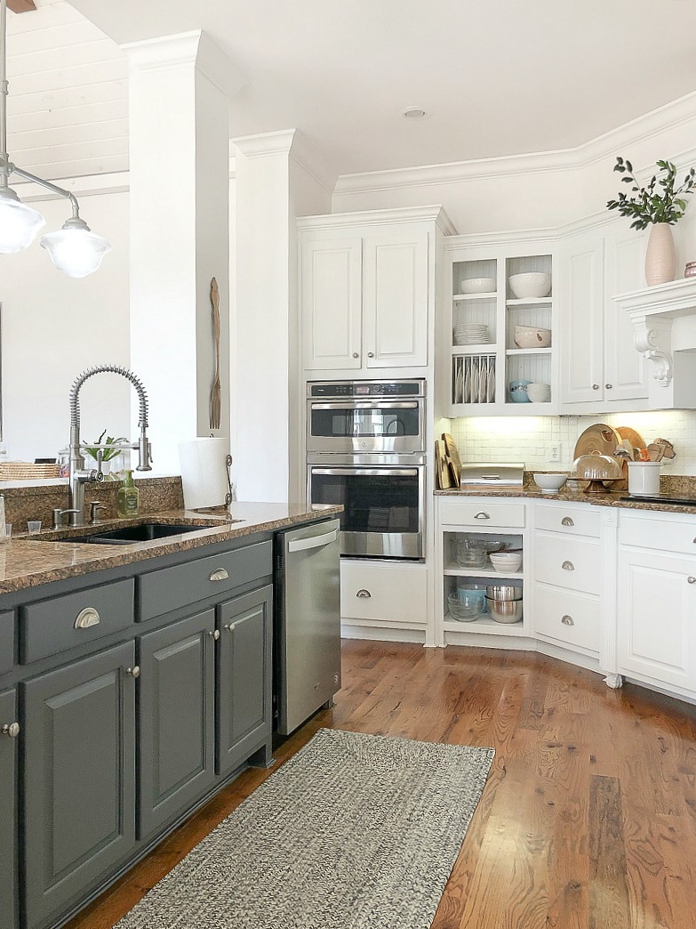 Create warmth in a white kitchen using cutting boards - Duke Manor